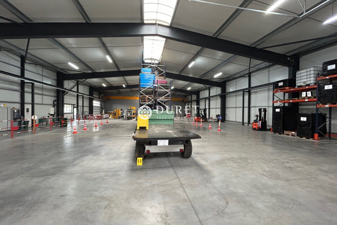 Louer Local professionnel Local professionnel, Montaigu-Vendée 1030 m2 - LP2580-DURET