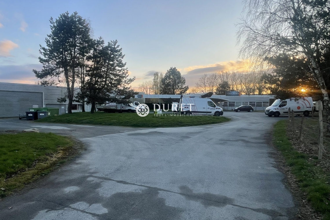Louer Local professionnel Local professionnel, La Chaize-le-Vicomte 1200 m2 - LP2560-DURET