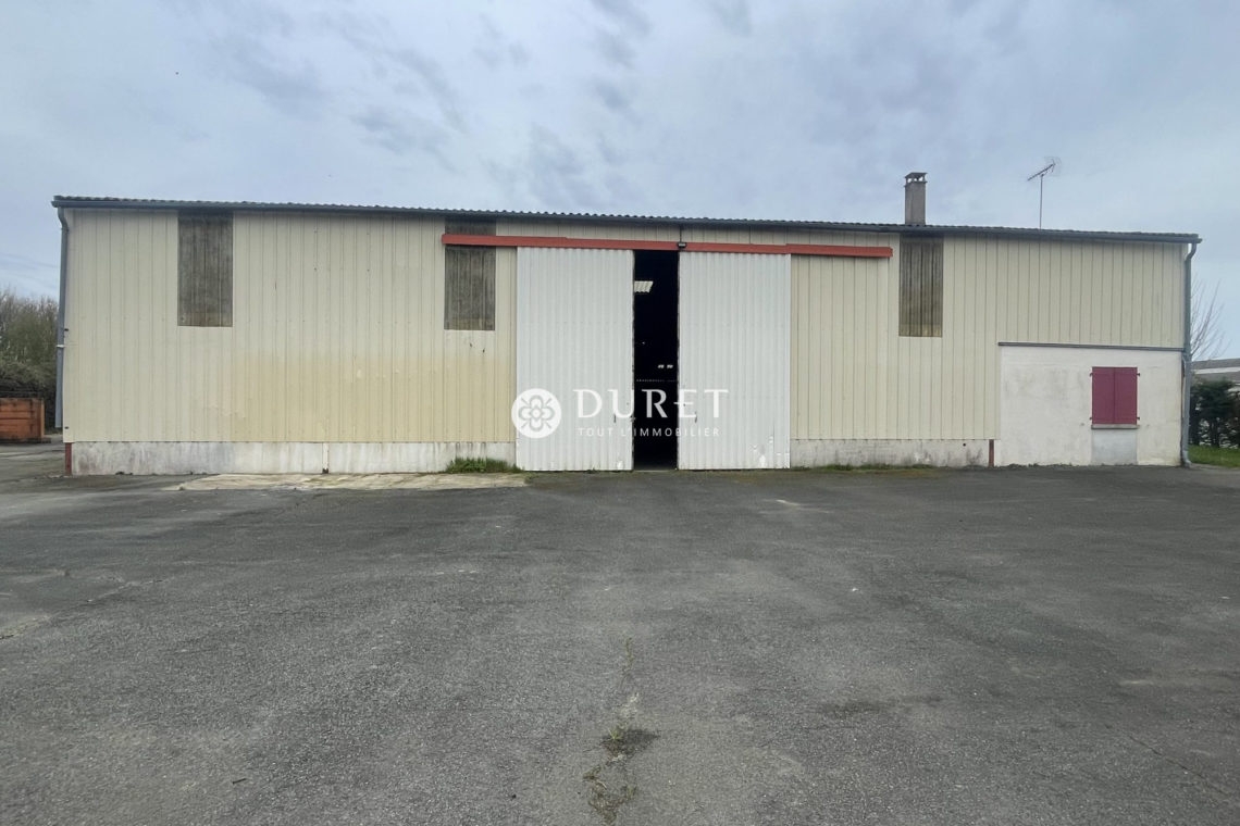 Louer Local professionnel Local professionnel, Fontenay-le-Comte 990 m2 - LP2586-DURET