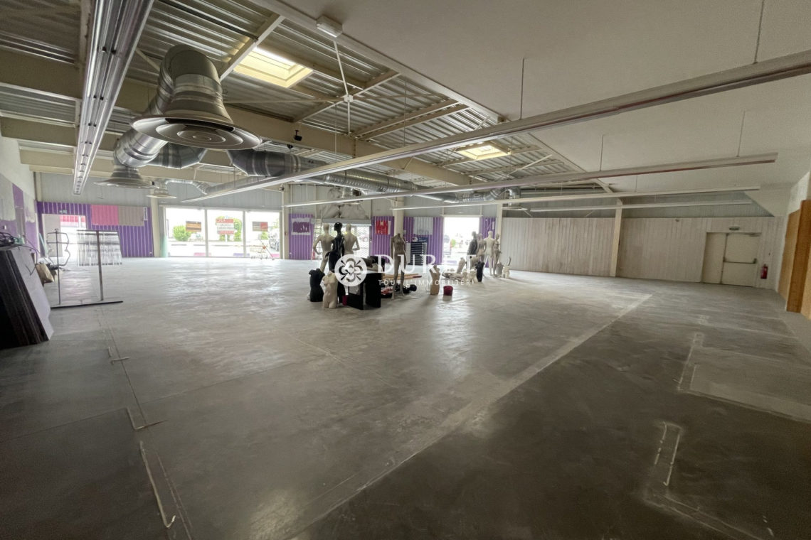 Louer Local commercial Local commercial, La Roche-sur-Yon 460 m2 - LP2341-DURET