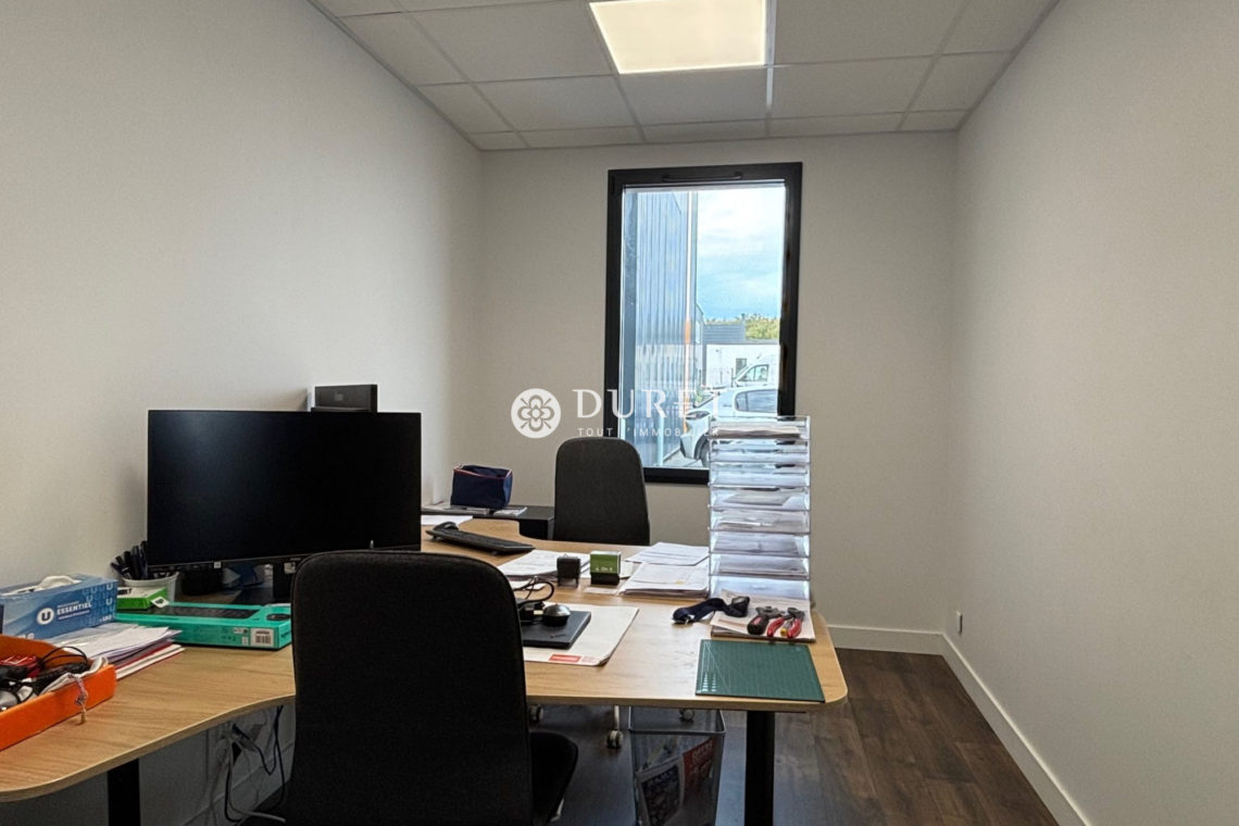 Louer Local professionnel Local professionnel, Montaigu-Vendée 497 m2 - LP2877-DURET