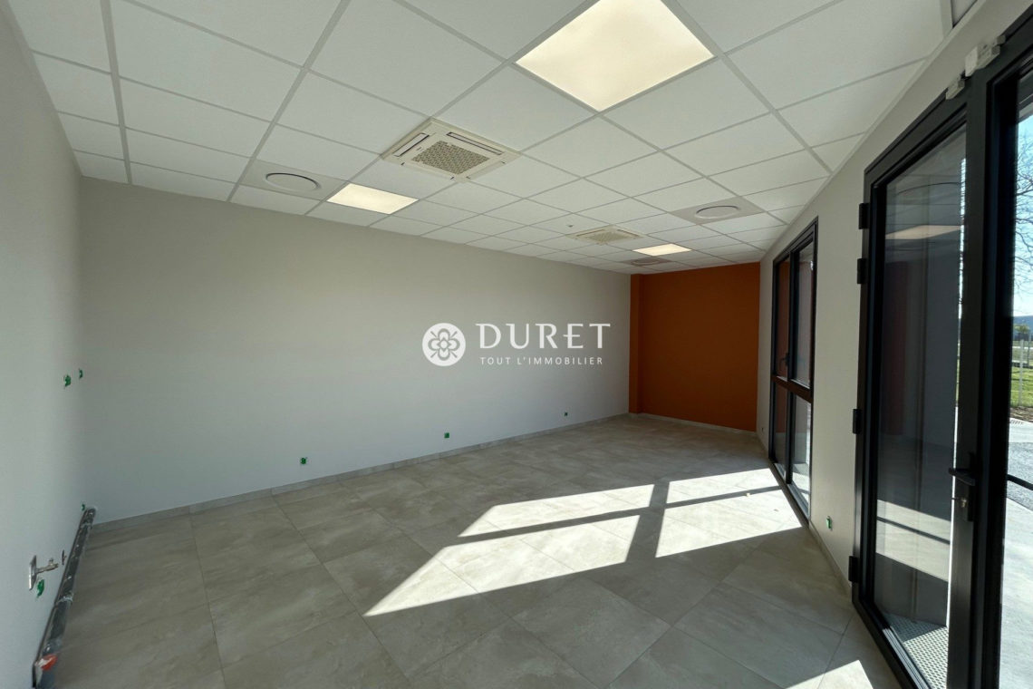 Louer Local professionnel Local professionnel, Montaigu-Vendée 2037 m2 - LP2373-DURET