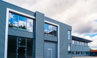 Acheter ou louer ses locaux professionnels en 2026 ?