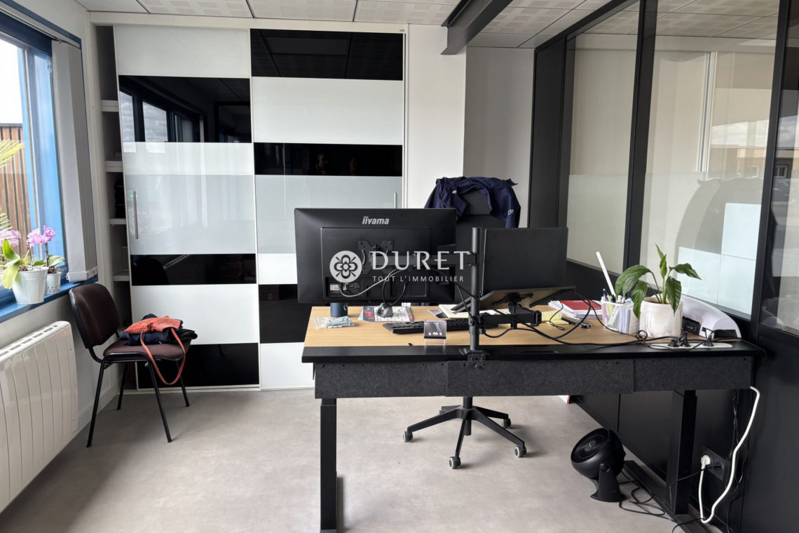 Louer Local professionnel Local professionnel, Montaigu-Vendée 350 m2 - LP3181-DURET